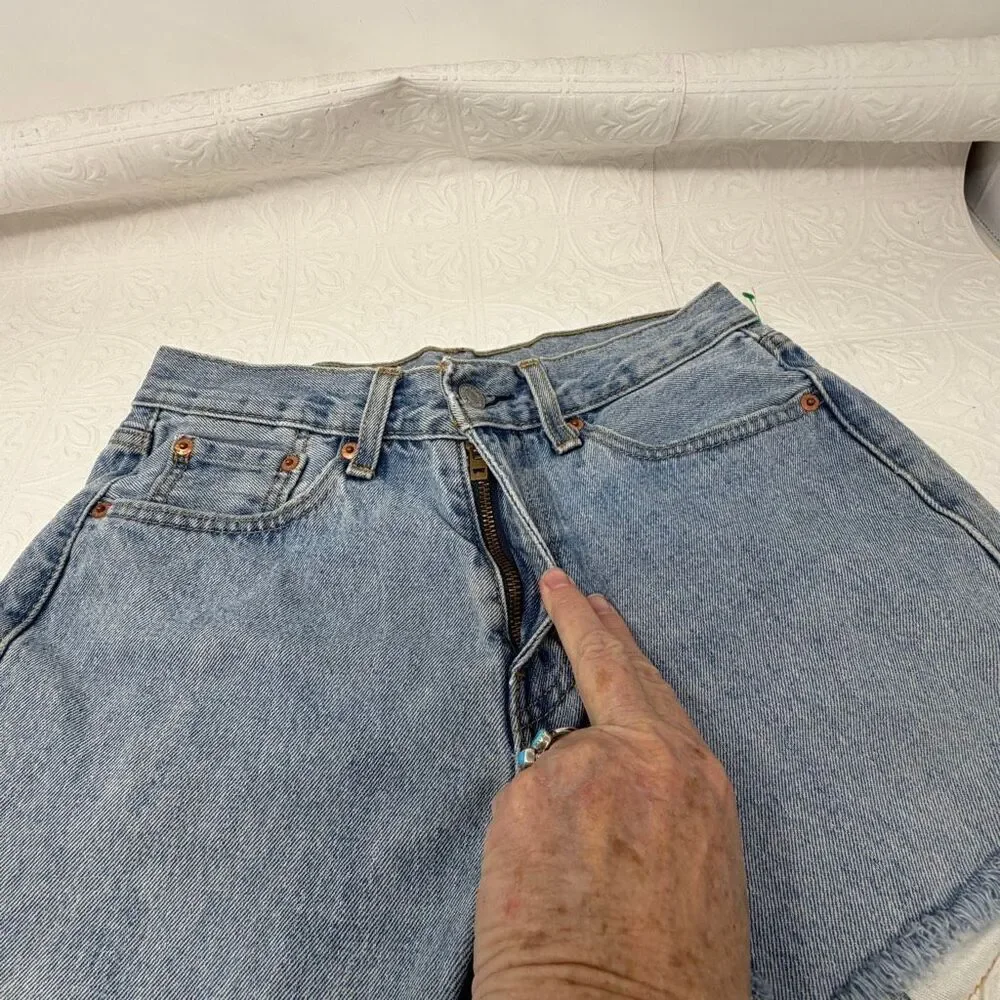 Levi’s Blue Distressed Mid Rise 505 Cut Off Frayed Denim Shorts Size 29x30